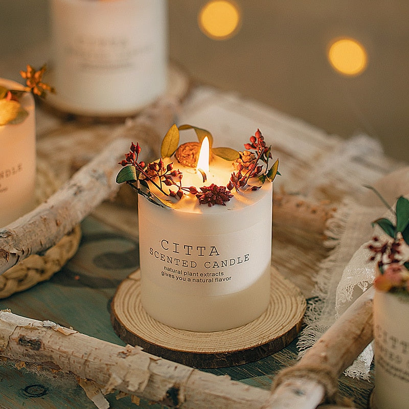 Natural soy wax candles: captivating scents and creative design for a romantic atmosphere